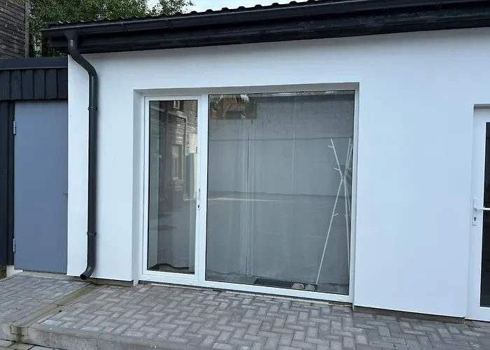 Quiet, Charming On Ground Floor Apartment *